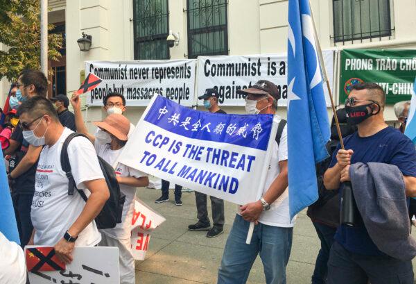 People display banners at the Chinese Consulate in San Francisco to condemn the CCP on Oct. 1, 2020. (Ilene Eng/The Epoch Times)