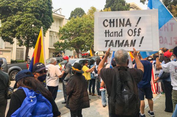 Vehicles honk while passing protesters in front of the Chinese Consulate in San Francisco on Oct. 1, 2020. (Ilene Eng/The Epoch Times)