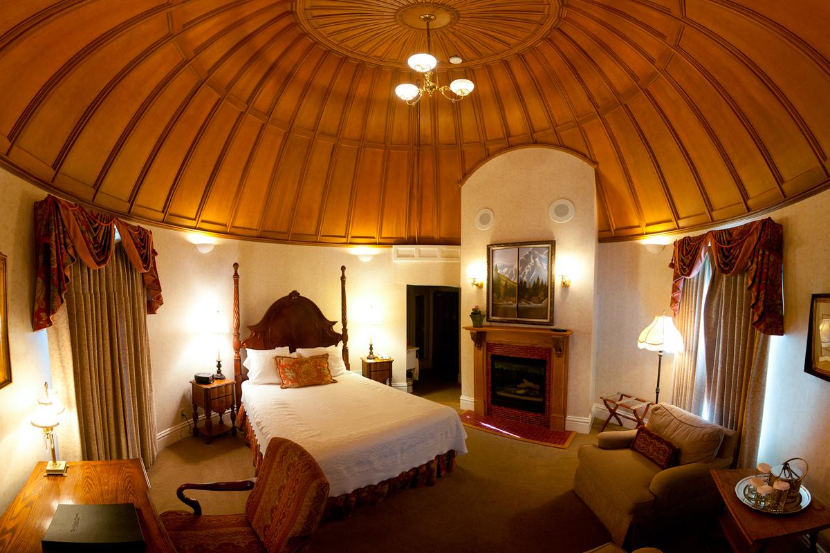 Accommodations at Cliff House at Pike's Peak. (Courtesy of The Cliff House)