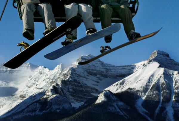 Snowboarders ride the ski lift at Lake Louise, Alberta, November 30, 2003. (Reuters/File Photo)