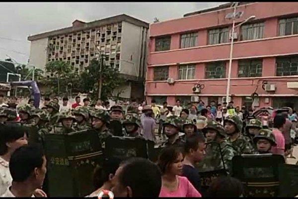 Screenshot of hundreds of villagers protesting the construction of a local power plant project clashed with local armed police forces, in Suixi county, Zhanjiang city, Guangdong Province, on July 27, 2017. (Provided to The Epoch Times)