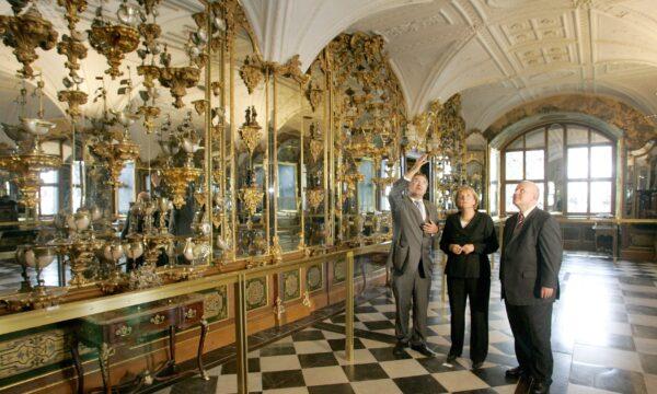 Saxony's State Prime Minister Georg Milbradt and German Chancellor Angela Merkel listen to museum director Dirk Syndram (RtoL) during their visit to the Gruenes Gewoelbe (Green Vault) at the Royal Palace in the eastern German city of Dresden, on Sept. 1, 2006. (Arnd Wiegmann/Reuters)