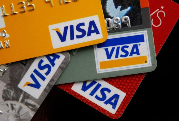 Bezhotovostní sociální karty od společnosti Visa.  (Justin Sullivan/Getty Images)