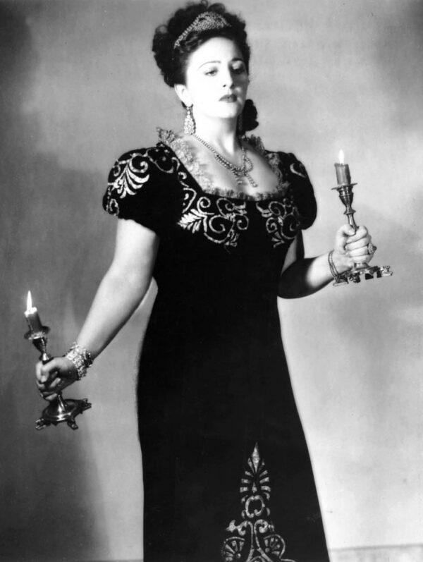 Zinka Milanov in “Tosca,” 1946, photograph by Alfredo Valente. (Public Domain)