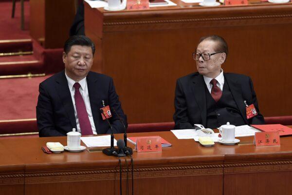 CCP leader Xi Jinping (L) and former leader Jiang Zemin (R) at the Communist Party Congress in Beijing on Oct. 24, 2017. (Wang Zhao/AFP via Getty Images)