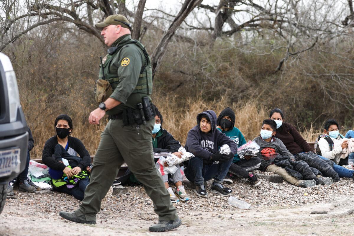 Border Patrol agents apprehend about two dozen illegal immigrants in Penitas, Texas, on March 11. 2021. (Charlotte Cuthbertson/The Epoch Times)