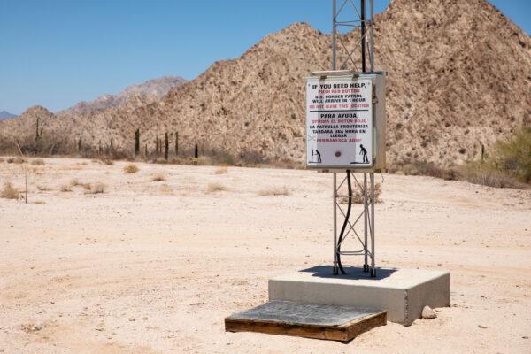 An emergency beacon in the desert near the U.S.-Mexico border in Yuma, Ariz., on May 25, 2018. (Samira Bouaou/The Epoch Times)