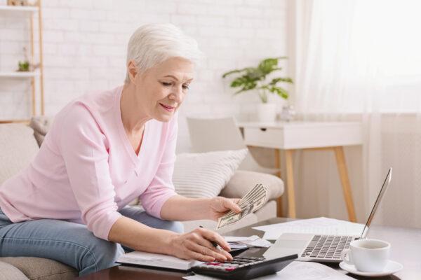 With a high-yield certificate of deposit (CD) or savings account via an online bank, you’ll generate a passive income. (Prostock-studio/Shutterstock)