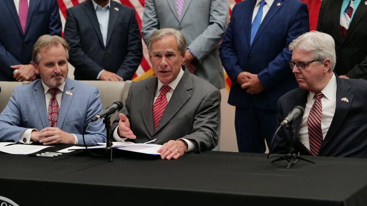 Federal, State Lawsuits Seek Constitutional Clarity on 'Racial Gerrymanders' | USNN World News Texas Gov. Greg Abbott talks about Senate Bill 1, also known as the election integrity bill in Tyler, Texas, on Sept. 7, 2021. (Marina Fatina/NTD)