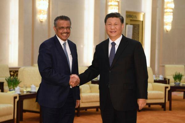 El director general de la OMS, Tedros Adhanom Ghebreyesus (izquierda), le da la mano al líder del Partido Comunista Chino, Xi Jinping, antes de una reunión en Beijing el 28 de enero de 2020. (Naohiko Hatta/Pool/Getty Images)