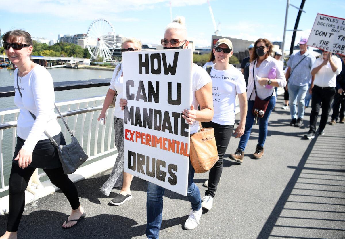 Protesters march across Victoria Bridge during a rally against a mandatory COVID-19 vaccine in Brisbane, Australia, on Oct. 1, 2021. (Dan Peled/Getty Images)