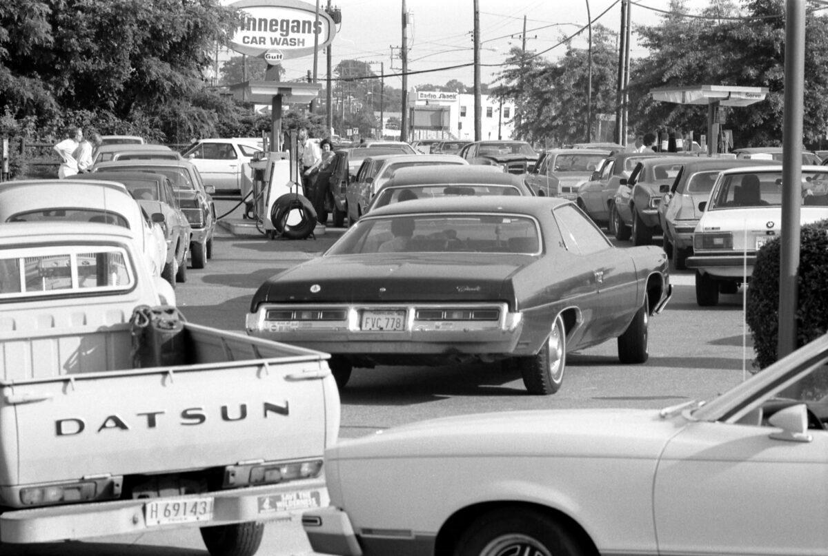 Automobiles line up for fuel at a service station in Maryland, in June 1979. (Public Domain)