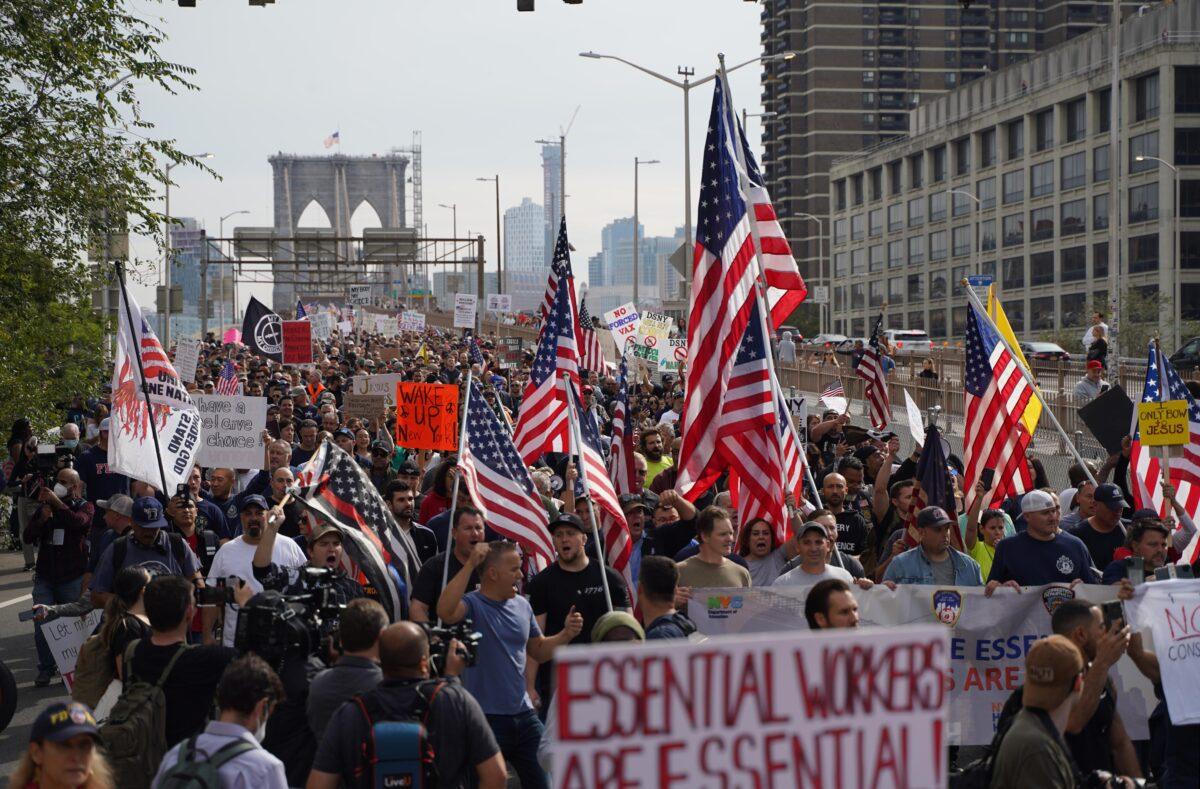 Thousands of protesters against the NYC vaccine mandates march along Brooklyn bridge into Manhattan, New York, on Oct. 25, 2021. (Petr Svab/The Epoch Times)