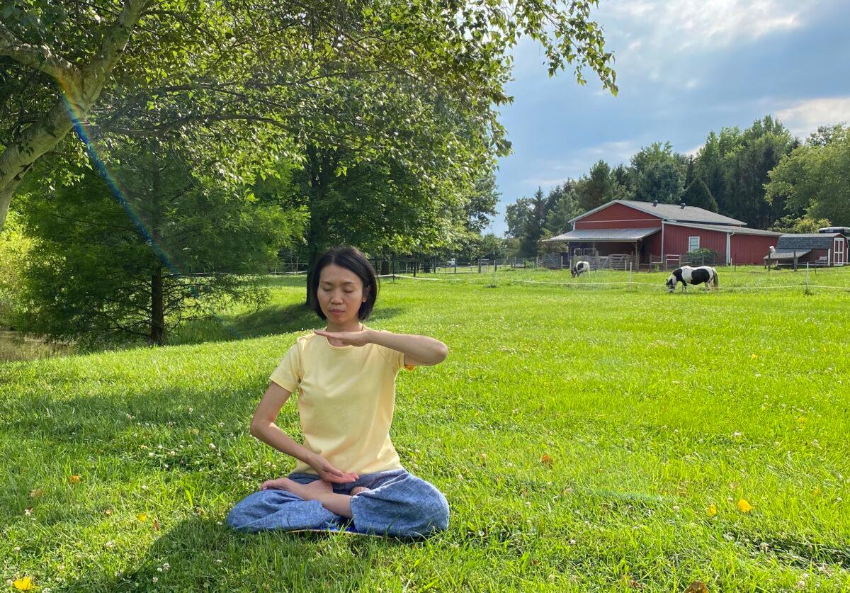 Le My Hanh practices the fifth exercise of Falun Gong. (Courtesy of Le My Hanh)