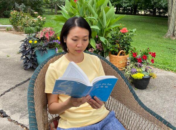Le My Hanh reads the book Zhuan Falun, the main book that guides people how to practice Falun Gong. (Courtesy of Le My Hanh)