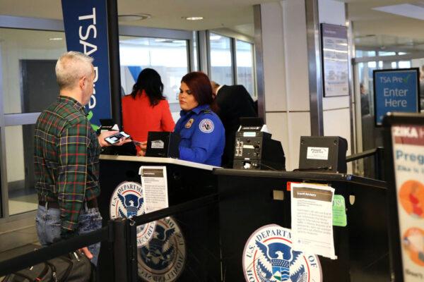 La TSA examina a las personas en el aeropuerto LaGuardia, en la ciudad de Nueva York, el 25 de enero de 2019. (Spencer Platt/Getty Images)