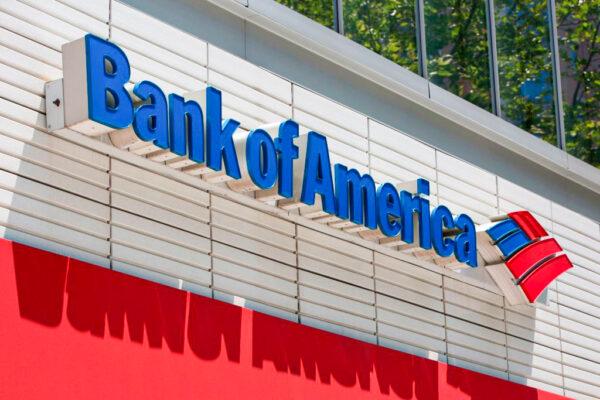 Logo Bank of America je vidět mimo pobočku ve Washingtonu 9. července 2019. (Alastair Pike/AFP/Getty Images)