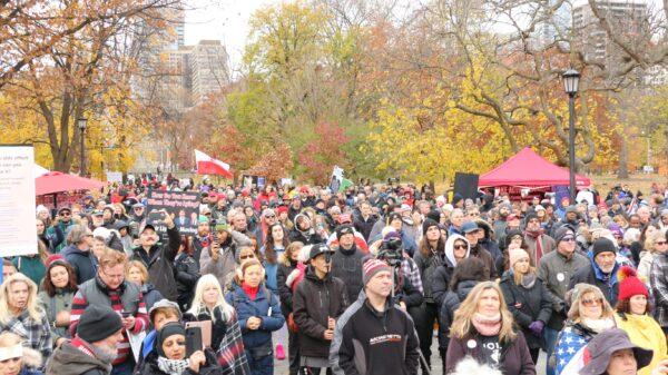 The crowd listens to speeches at a “Worldwide Freedom” rally to protest vaccine mandates, in downtown Toronto on Nov. 20, 2021. (Andrew Chen/The Epoch Times.)