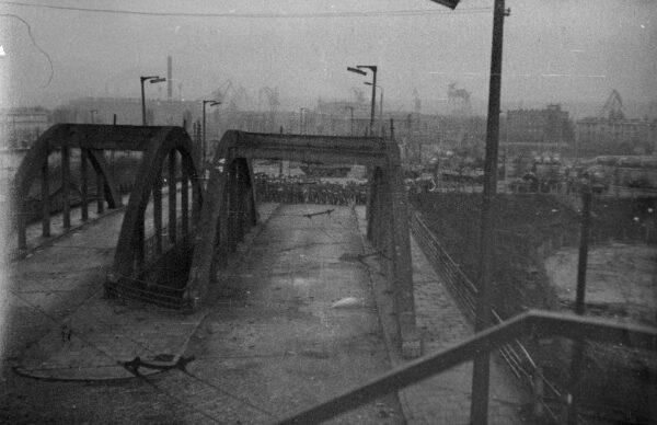 Viaduct near the Gdynia Shipyard station of the commuter rail. A military blockade is visible behind the viaduct, viewed from the pedestrian overpass over the tracks, in Gdynia, Poland, on Dec. 17, 1970. (Institute of National Remembrance (IPN)/ Portal https://polskiemiesiace.ipn.gov.p)