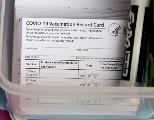 Οι κενές κάρτες εμβολιασμού κατά του COVID-19 στοιβάζονται σε μια αναδυόμενη κλινική εμβολιασμού κατά του COVID-19 στο Larry Flynt's Hustler Club στο Λας Βέγκας στις 21 Δεκεμβρίου 2021. (Ethan Miller/Getty Images)