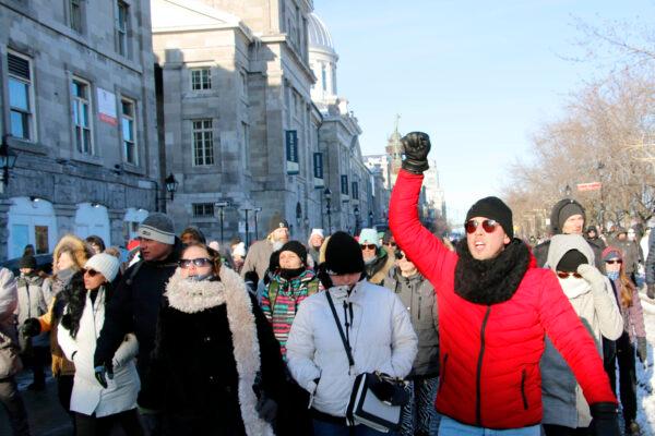 Protesters march to denounce restrictive pandemic policies in Montreal on Jan. 8, 2022. (Noé Chartier/The Epoch Times)