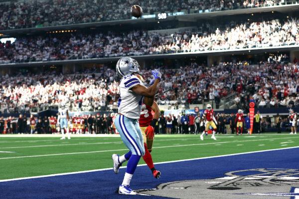 Amari Cooper #19 of the Dallas Cowboys catches a touchdown pass against the San Francisco 49ers during the second quarter in the NFC Wild Card Playoff game at AT&T Stadium, in Arlington, Texas, on January 16, 2022. (Tom Pennington/Getty Images)