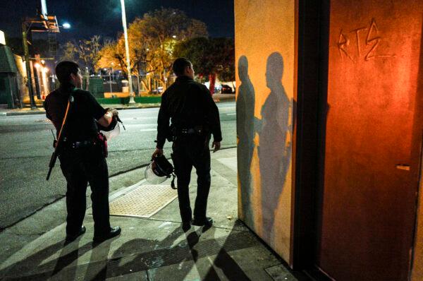 Police officers search for a suspect in Los Angeles on May 7, 2018. (John Fredricks/The Epoch Times)