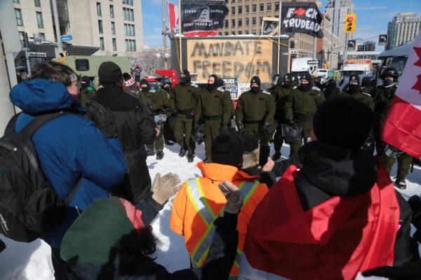 Face-off between protesters and police in Ottawa on Feb. 18, 2022. (Richard Moore/The Epoch Times)