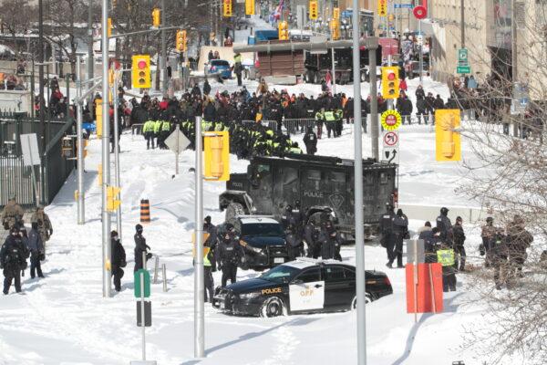 An overview of the confrontation between police and protesters in Ottawa on Feb. 18, 2022. (Richard Moore/The Epoch Times)