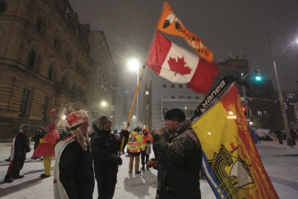 Protesters braved freezing conditions overnight in central Ottawa on Feb. 17, 2022. (Richard Moore/The Epoch Times)