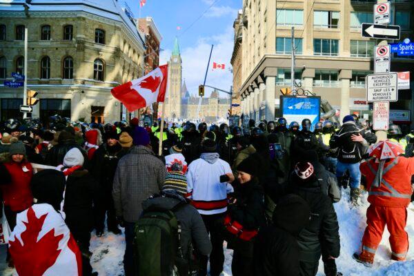Police confront protesters in Ottawa on Feb. 19, 2022. (Jonathan Ren/The Epoch Times)