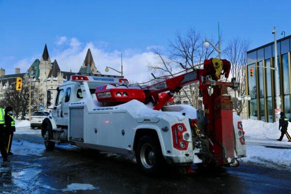 A tow truck to remove trucks in downtown Ottawa as police continue operations to remove protesters on Feb. 19, 2022. (Jonathan Ren/The Epoch Times)