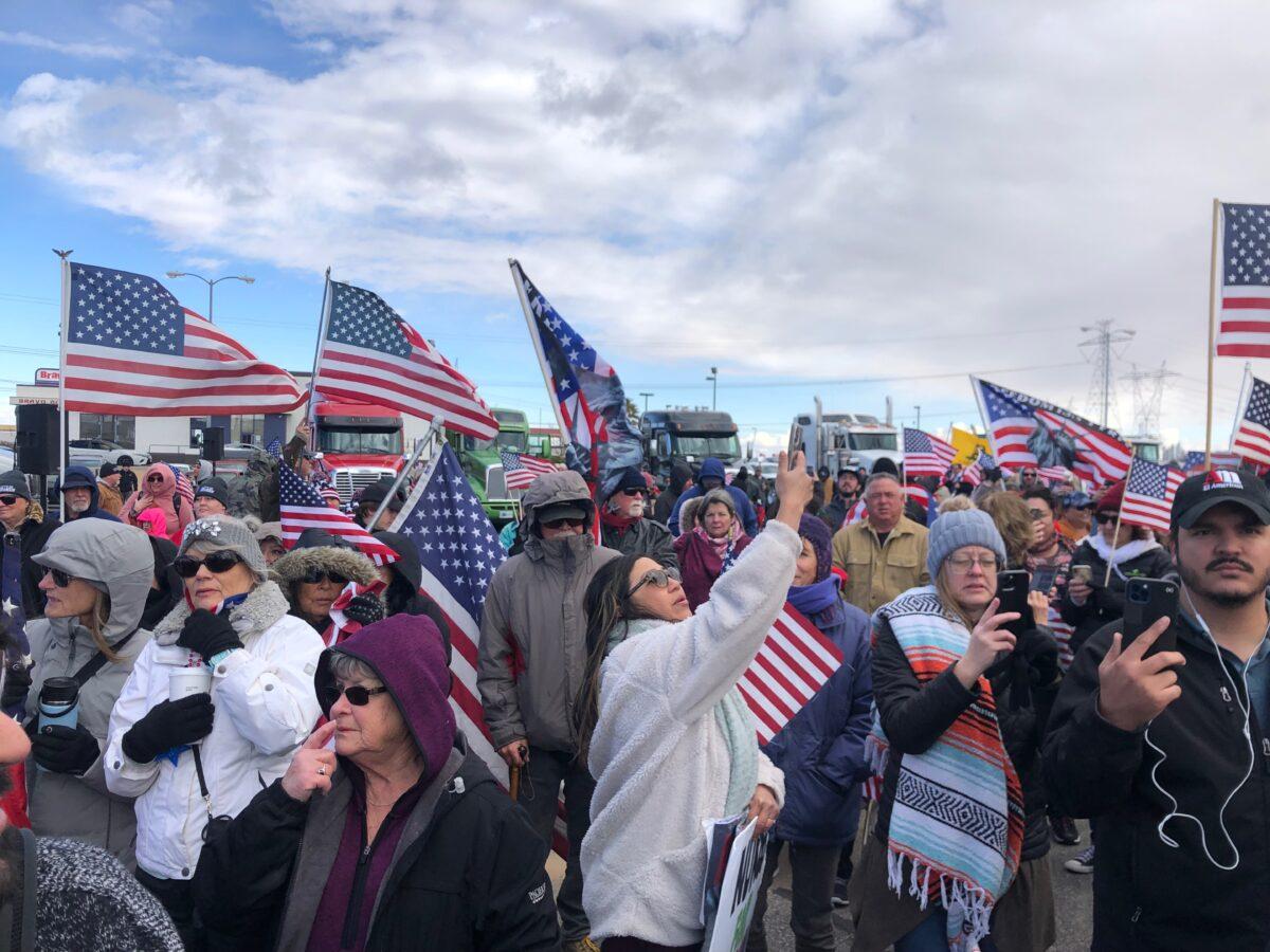 Ralliers cheer the convoy departing from Adelanto, Calif., on Feb. 23, 2022. (Enrico Trigoso/The Epoch Times)