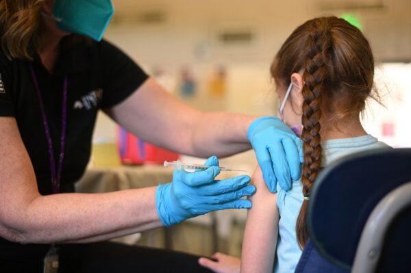 A nurse administers a dose of an mRNA COVID-19 vaccine in Los Angeles, on Jan. 19, 2022. (Robyn Beck/AFP via Getty Images)