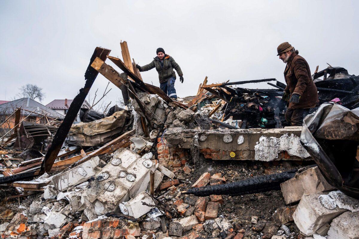Local residents remove debris of a residential building destroyed by shelling amid Russia's invasion of Ukraine in Zhytomyr, Ukraine, on March 2, 2022. (Viacheslav Ratynskyi/Reuters)