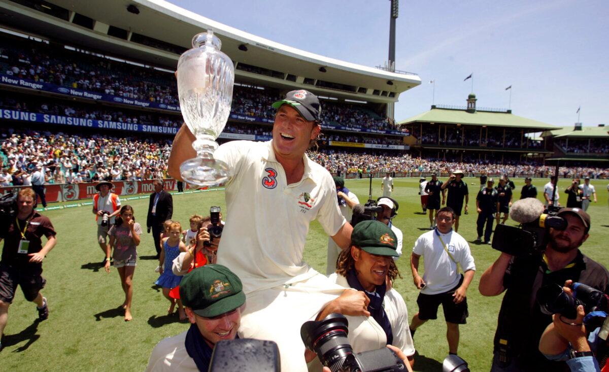 Australia's Shane Warne celebrates with the trophy after Australia wins 2006/07 Ashes Series 5-0 in Sydney, Australia. (Action Images/Jason O'Brien via Reuters)