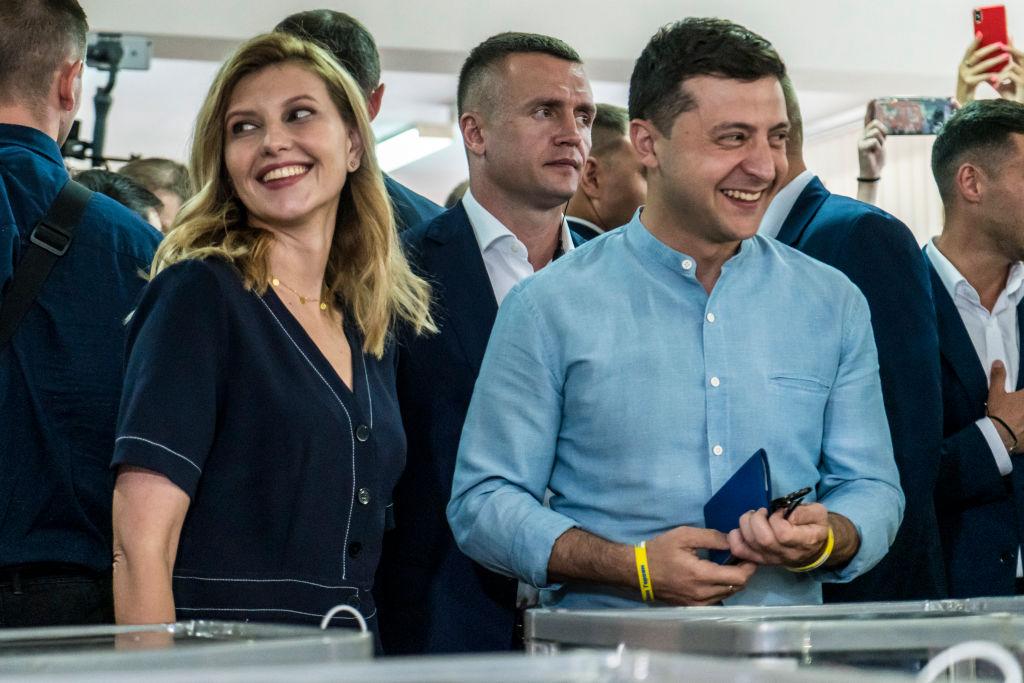 Olena Zelenska (L) and her husband, Ukrainian President Volodymyr Zelensky (R), cast their ballots in parliamentary elections in Kyiv, Ukraine, on July 21, 2019. (Brendan Hoffman/Getty Images)