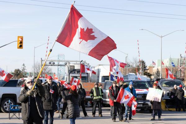 Protestors block traffic at the Ambassador Bridge, linking Windsor, Ontario and Detroit on Feb. 9, 2022 in solidarity with Freedom Convoy protests in Ottawa against COVID-19 restrictions. (The Canadian Press/Nicole Osborne)