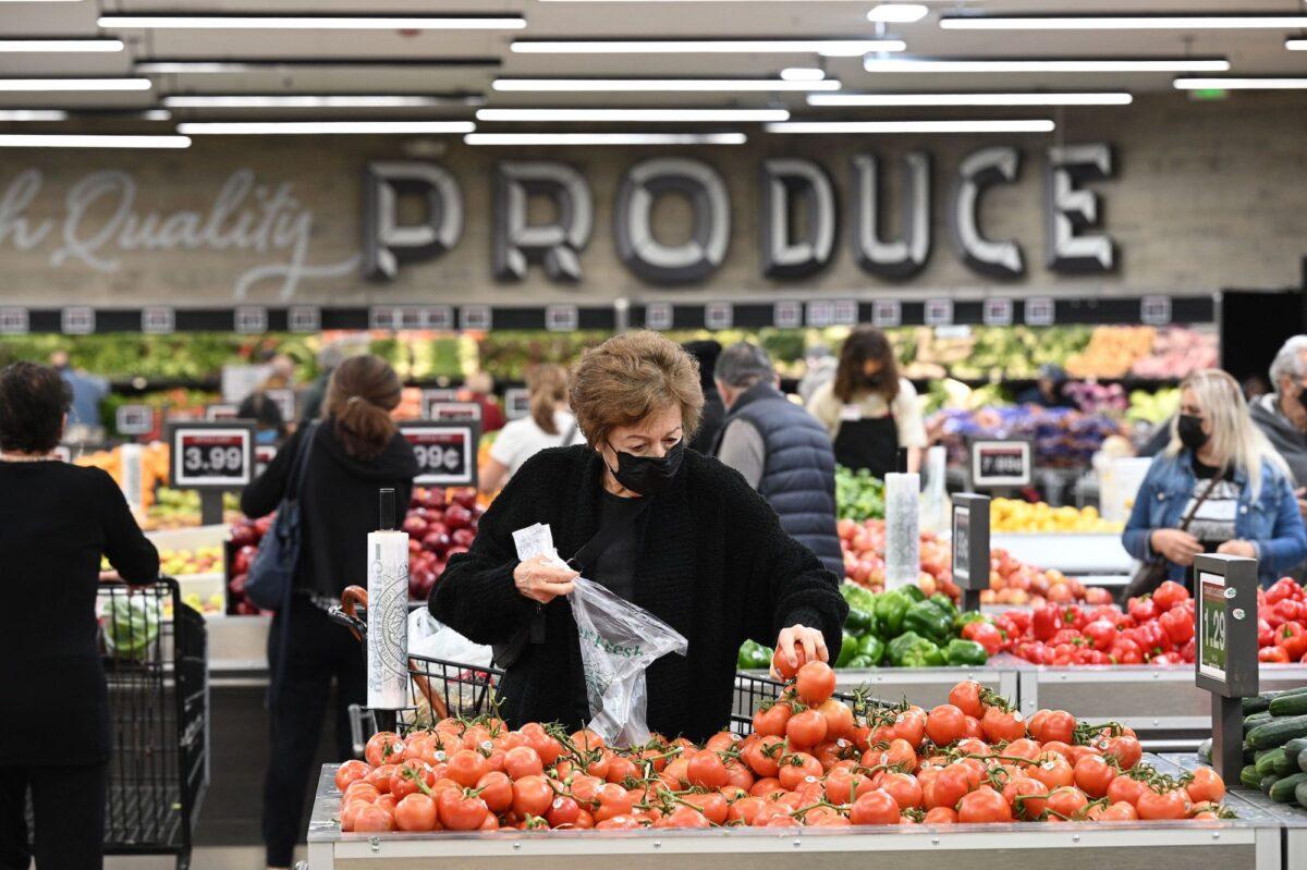People shop for groceries at a supermarket in Glendale, California, on Jan. 12, 2022. (Robyn Beck/AFP/Getty Images)