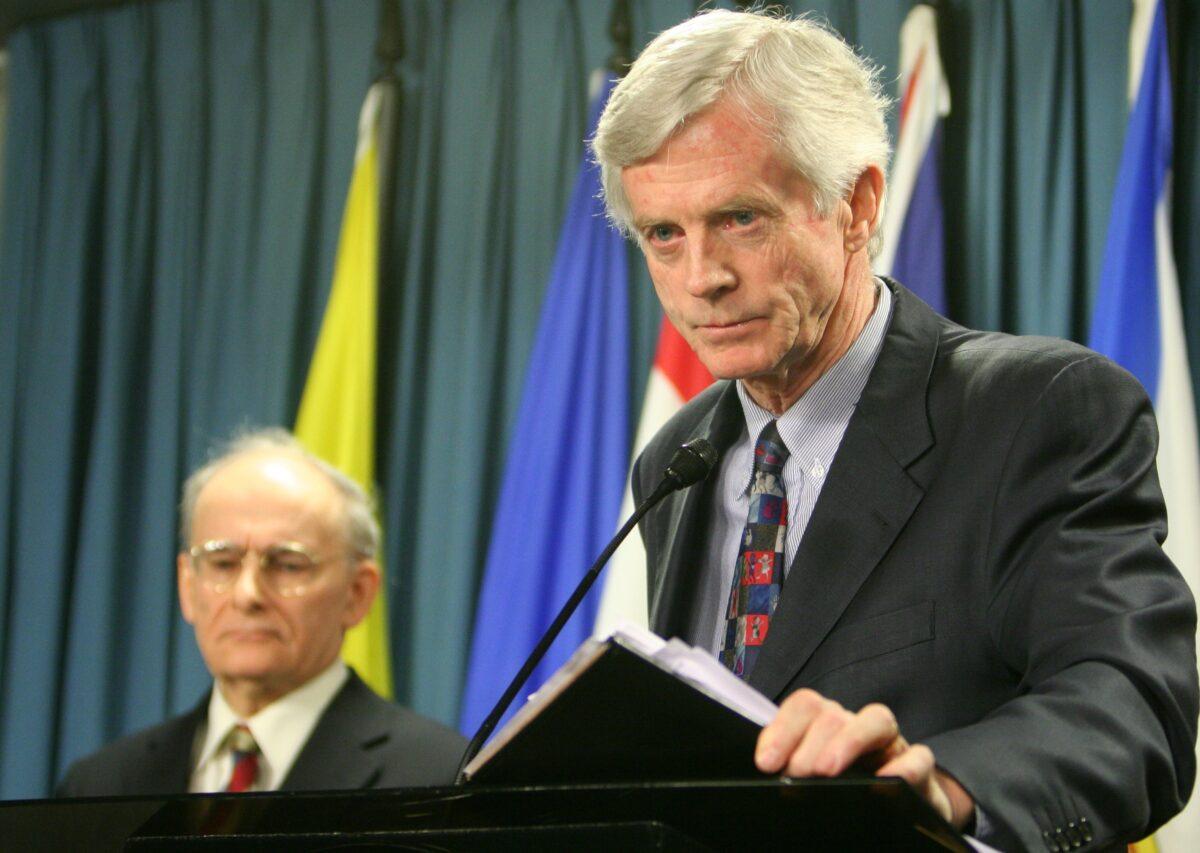 Former Canadian Secretary of State for Asia-Pacific David Kilgour presents a revised report about the continued murder of Falun Gong practitioners in China for their organs, as report co-author lawyer David Matas listens in the background, in Ottawa on Jan. 31, 2007. (The Epoch Times)
