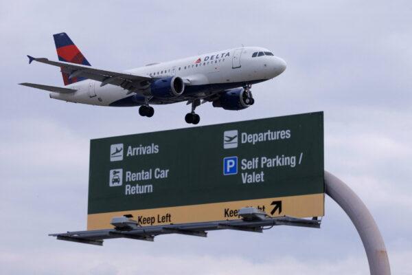 A Delta Air Lines commercial aircraft approaches to land at John Wayne Airport in Santa Ana, Calif., on Jan. 18, 2022. (Mike Blake/Reuters)