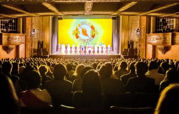 Shen Yun Performing Arts International Company's curtain call at Melbourne's Palais Theatre, Australia, on April 22, 2022. (Ming Chen/The Epoch Times)
