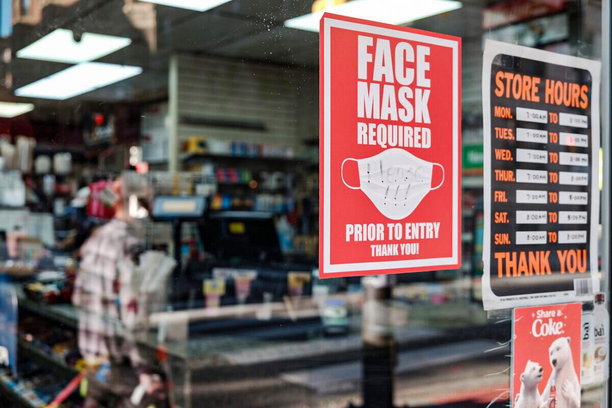 A sign on a door asks people to wear masks in downtown Philadelphia, on April 15, 2022. (Spencer Platt/Getty Images)