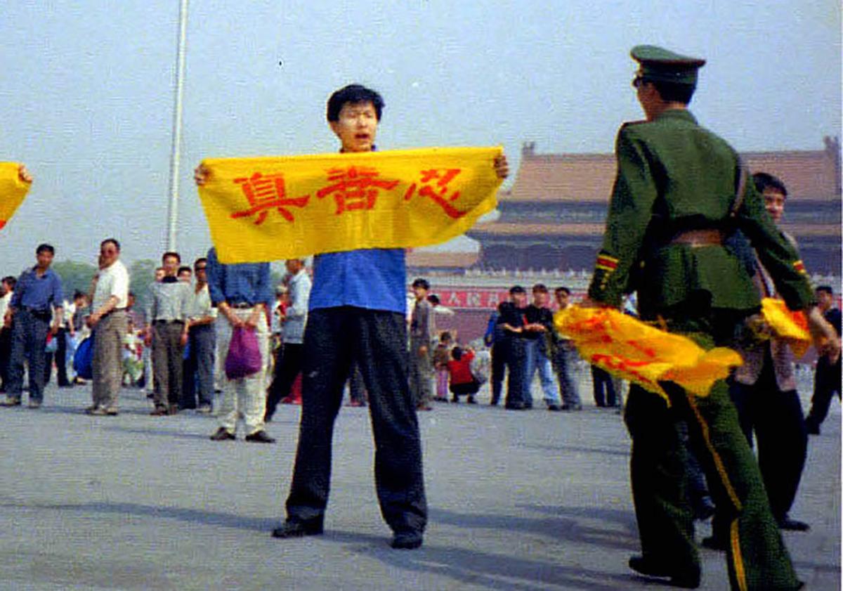 Falun Dafa protesters appeal at Tiananmen Square during the persecution, which began in 1999. (via Minghui.org)