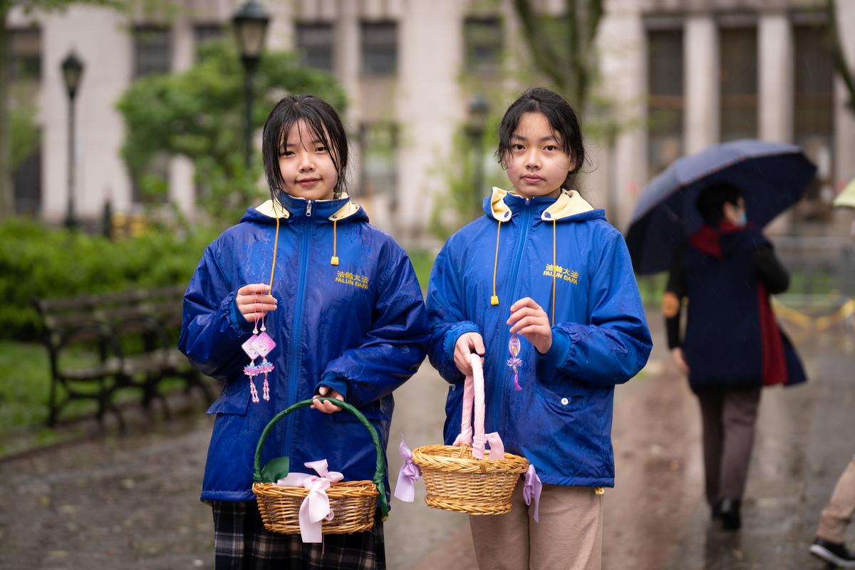 Li Xiyuan and Li Meiyuan take part in an event to celebrate World Falun Dafa Day in Foley Square in New York City on May 7, 2022. (Samira Bouaou/The Epoch Times)