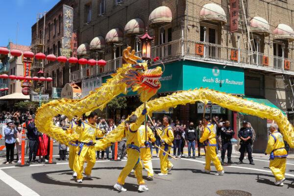 A golden dragon performs for a crowd during the parade commemorating the 30th anniversary of Falun Dafa in San Francisco on May 7, 2022. (Cynthia Cai/The Epoch Times)