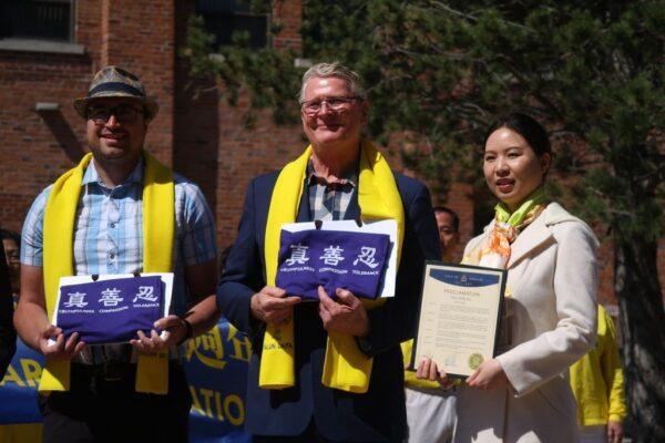 Ontario's City of Orillia Mayor Steve Clarke poses with Falun Gong adherents after awarding them a proclamation award on May 9, 2022, ahead of the 30th anniversary of the spread of the spiritual practice on May 13. (Arek Rusek/The Epoch Times)