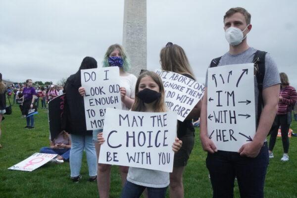 Daniel Smith, residente de Michigan y partidario del aborto, su esposa y sus dos hijas asisten a la marcha Prohibiciones de Nuestros Cuerpos en Washington el 14 de mayo de 2022 (Jackson Elliott/La Gran Época)