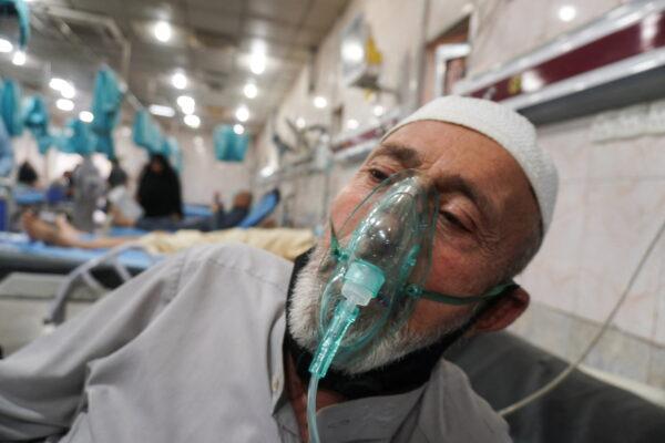 A man uses an oxygen mask at a hospital during a sandstorm in Baghdad, Iraq, May 5, 2022. REUTERS/Alaa Al-Marjani