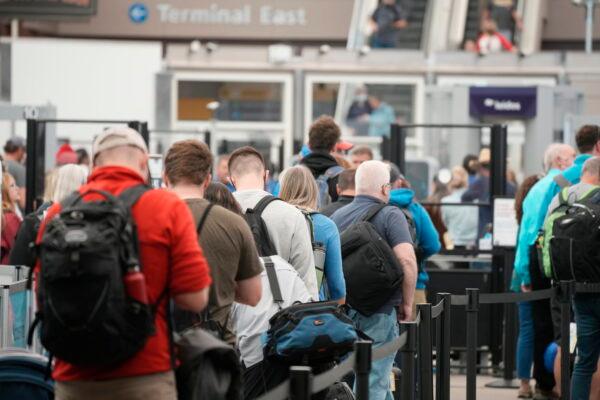 Travelers queue up at the north security checkpoint in the main terminal of Denver International Airport in Denver on May 26, 2022. (David Zalubowski/AP Photo)